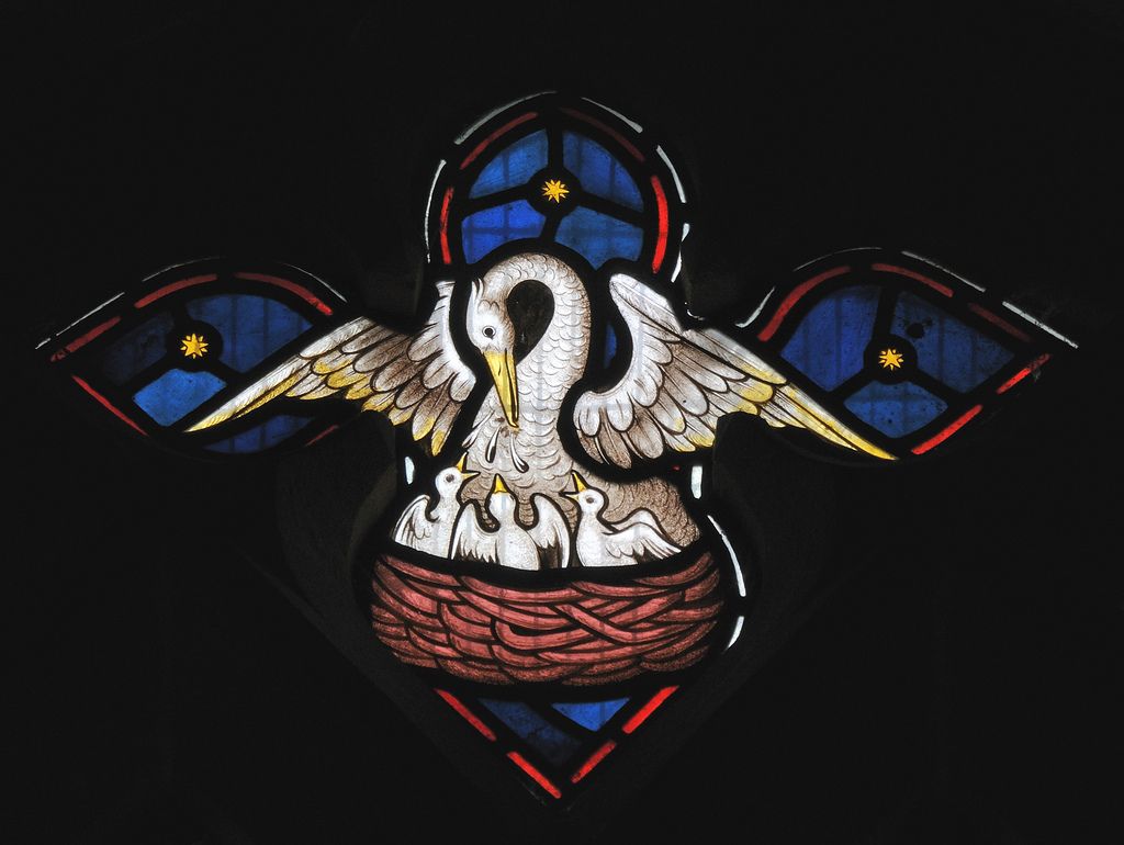 Der Pelikan als Motiv für ein Kirchenfenster in Fiddington; Foto: David Cronin ("Fiddington - East Window Detail 1")