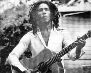 Bob Marley mit einer akustischen Gitarre