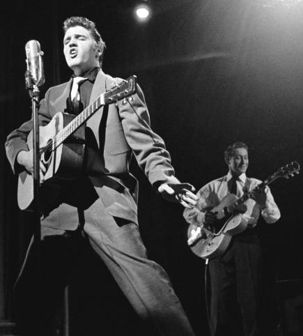 Elvis Presley und Scotty Moore (Bild auf GetArchive)