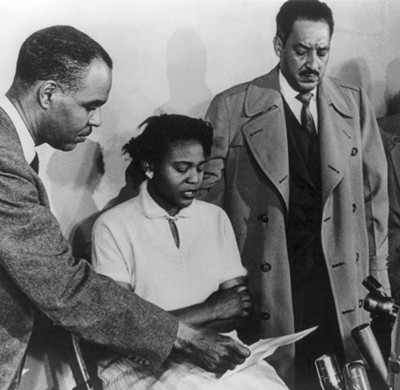 Autherine Lucy 1956 mit Roy Wilkins und Thurgood Marshall in einer Pressekonference