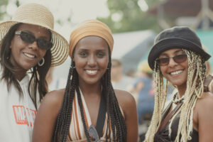 Summerjam 2023 – drei lächelnde Frauen auf dem Festival