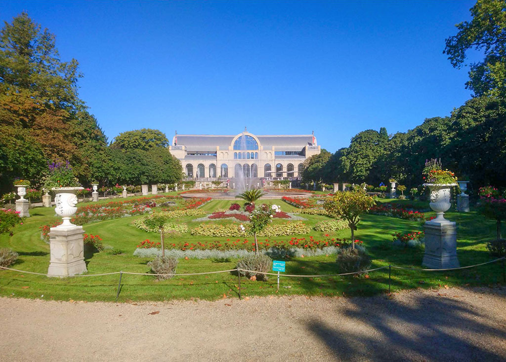 Blick auf den Park und das Festhaus am Eingang der Flora in Köln