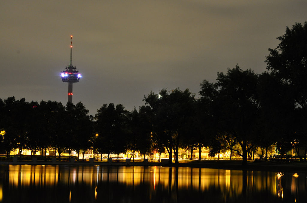 Colonius in Köln bei Nacht, Foto von Marco Verch (Creative Commons 2.0)