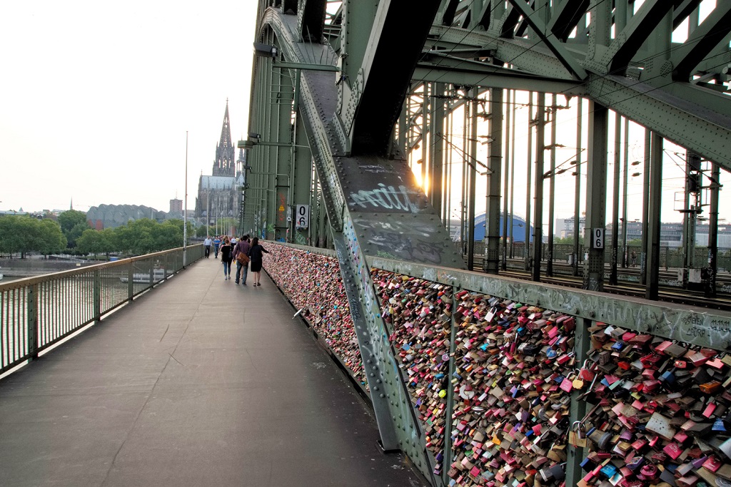 Liebesschlösser auf der Hohenzollernbrücke (2015); Bild von Adrian Eißler, www.wallpapersmartphone.de, CC BY-SA 4.0