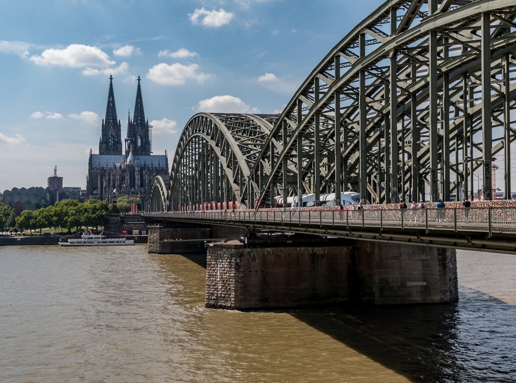 Hohenzollernbrücke Köln (2014) © Dietmar Rabich / CC BY-SA 4.0 (via Wikimedia Commons)