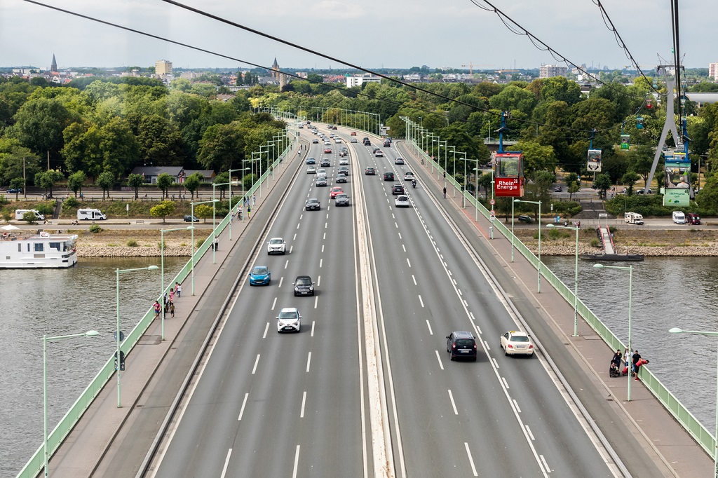 Die Fahrbahn der Zoobrücke von der Kölner Seilbahn aus gesehen © Raimond Spekking / CC BY-SA 4.0 (via Wikimedia Commons)