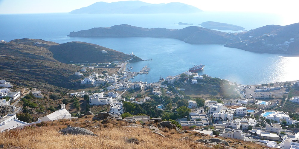 Blick auf den Hafen von Ios, im Hintergrund die Insel Sikinos; Foto (Ausschnitt) von Charles Haynes via Wikimedia Commons (originally posted to Flickr as Harbor)