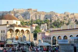 Menschen in Athen mit Blick auf den Akropolis-Hügel; Foto von David Tip auf Unsplash