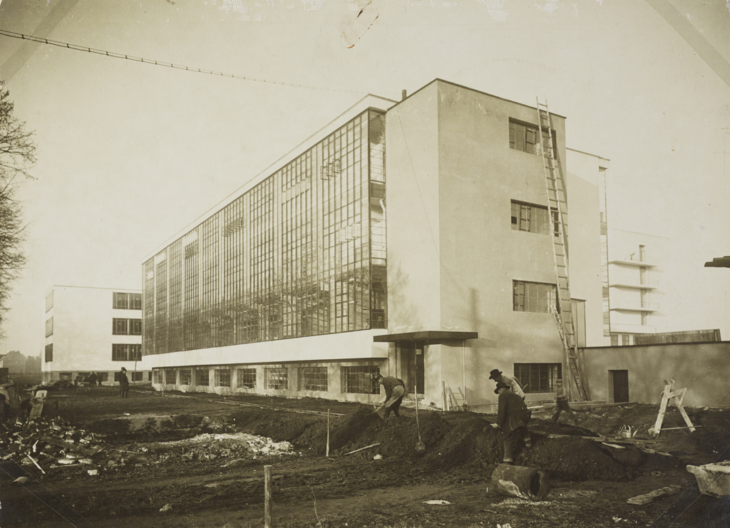 Bauhausgebäude Dessau, Architekt Walter Gropius, Südwestansicht, Baustellenfoto, 1926 © Stiftung Bauhaus Dessau (I 14409 F) / © (Lucia Moholy (geb. Schulz)) VG Bild-Kunst, Bonn 2024 / © (Walter Gropius) VG Bild-Kunst, Bonn 2024 / Image by Google