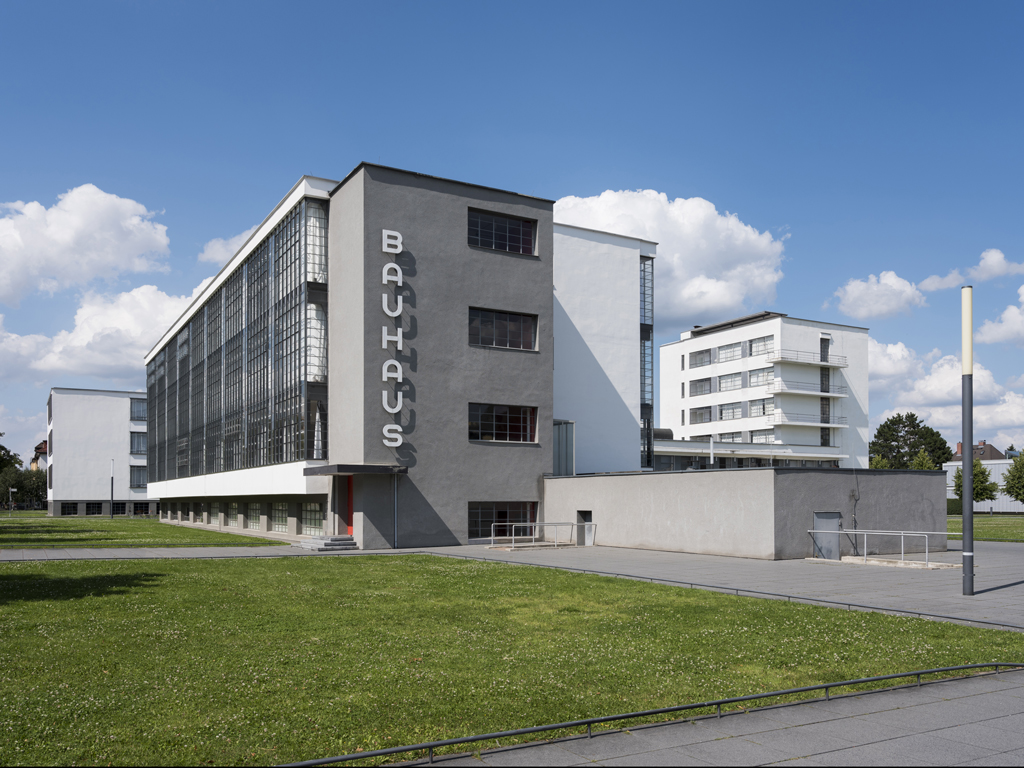 Bauhausgebäude (1925-26), Architekt: Walter Gropius, Ansicht von Süd-West, 2017 © Stiftung Bauhaus Dessau / Foto: Thomas Meyer / OSTKREUZ