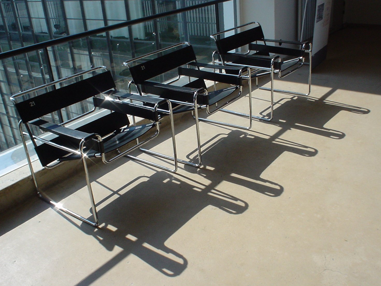 Der Clubsessel B 3 (Wassily Chair) von Marcel Breuer als Mobiliar im Bauhaus Dessau