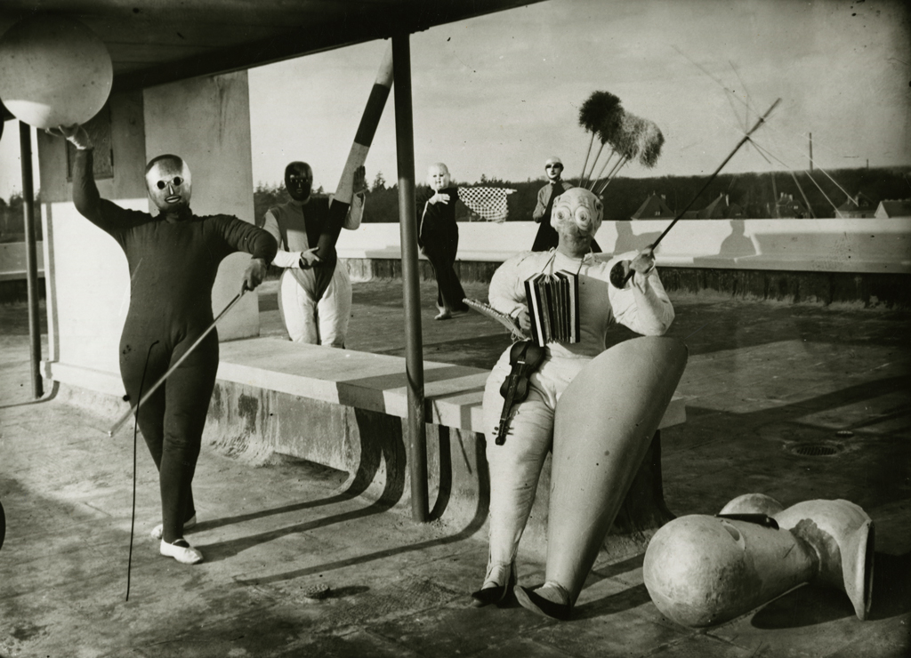 Bauhaus-Bühne, Pantomime „Treppenwitz“ von Oskar Schlemmer auf dem Dach des Ateliergebäudes, 1927