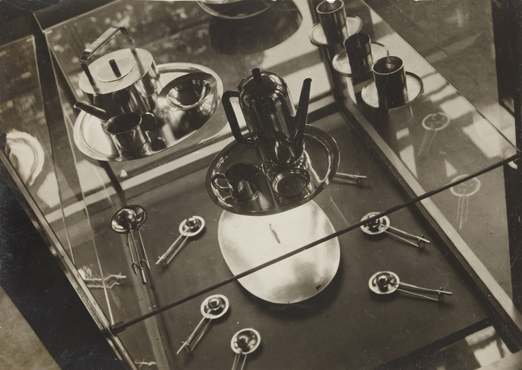 Vitrine mit Produkten der Metallwerkstatt im Bauhaus Dessau, um 1928