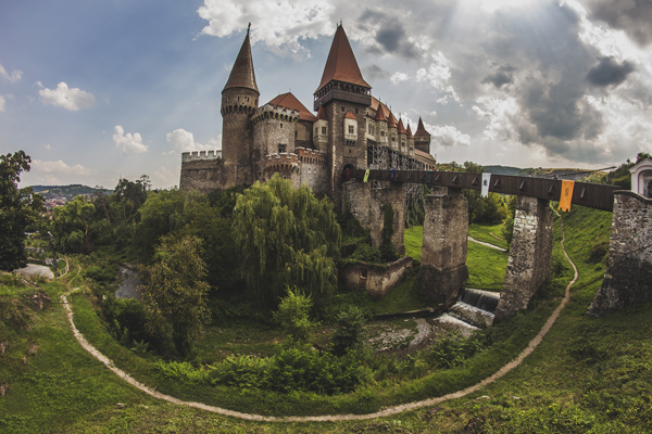 Die rumänische Burg Hunedoara | Foto von Carcea Daniel | Eigenes Werk | CC BY-SA 3.0 ro | via Wikimedia Commons