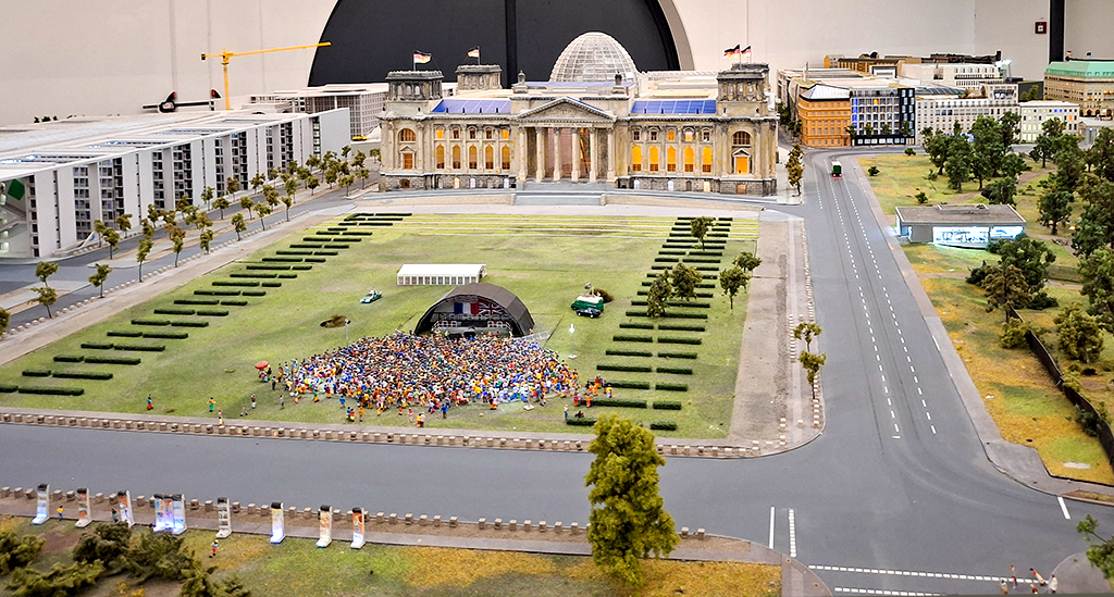 Blick auf den Reichstag in Berlin im Leeraner Miniaturland