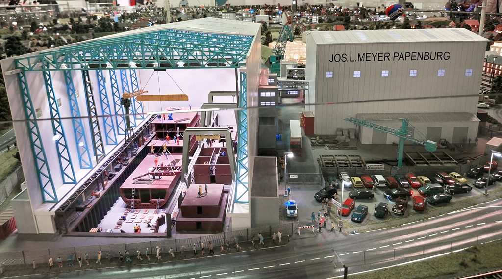 Die MEYER WERFT, dargestellt als Detail von Papenburg im Leeraner Miniaturland