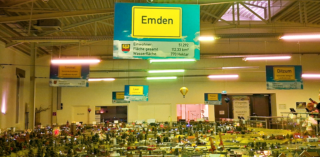 Ortsschilder mit Informationen über Ort, Gemeinde, Einwohnerzahl und Größe im Leeraner Miniaturland