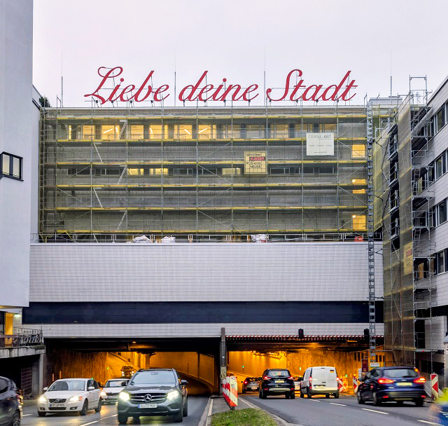 Der Schriftzug „Liebe deine Stadt“ an der Nord-Süd-Fahrt in Köln (Foto: Ümit Sönmez)
