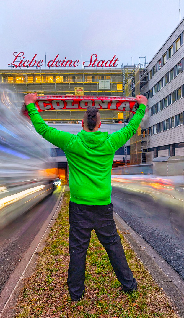 Sean Köllewood vor dem Schriftzug „Liebe deine Stadt“ an der Nord-Süd-Fahrt in Köln (Foto: Ümit Sönmez)