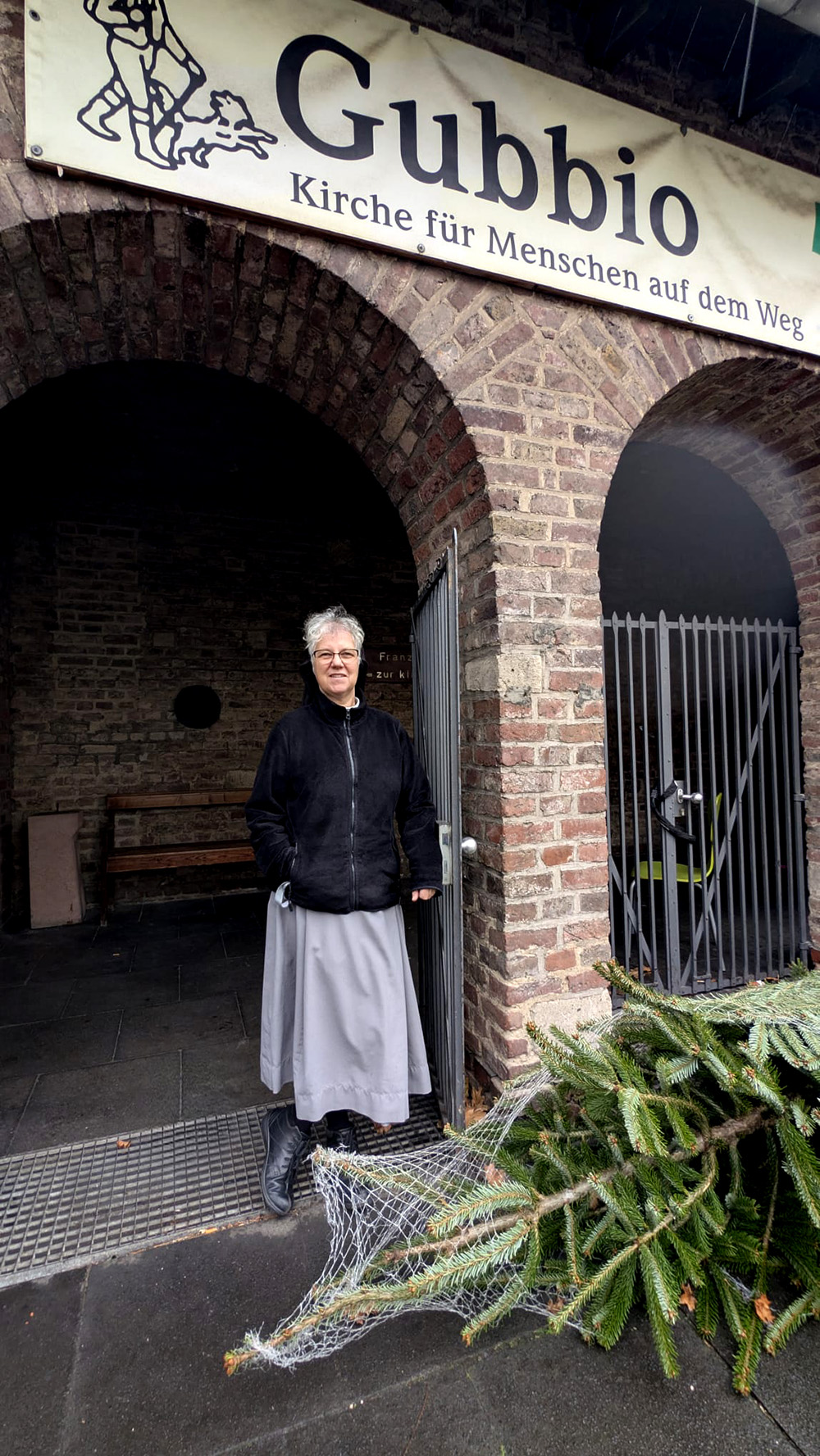 Sr Christina Klein vor dem Eingang des Gubbio