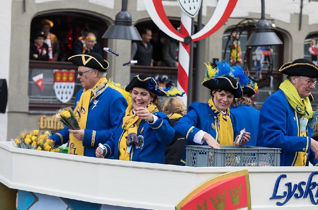 Ein Vereinswagen im Rosenmontagszug 2019 in Köln (Foto: © Raimond Spekking | CC BY-SA 4.0 | via Wikimedia Commons)