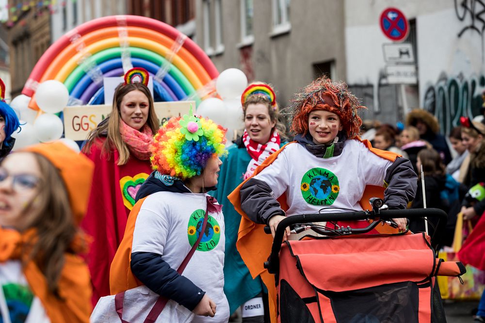 Eine bunte Fußgruppe im Karnevalsumzug Köln-Ehrenfeld
