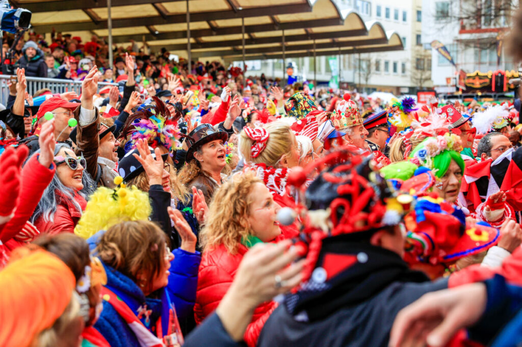 Närrisches Volk feiert Weiberfastnacht 2025 in Köln (Frank Metzemacher | www.koeln.de)